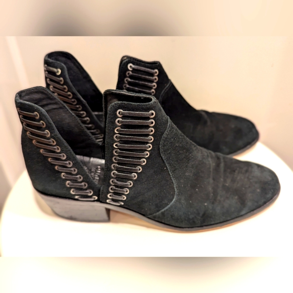 Vince Camuto Pevista Booties Size 7.5 M Black Suede Ankle Boots Block Heel